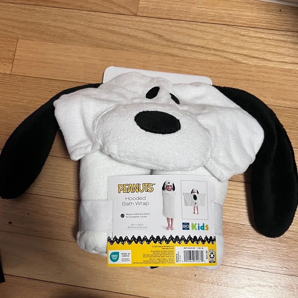 Peanuts Kids Hooded Snoopy Bath Wrap in White and Black